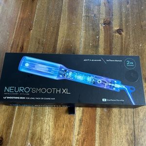 NeuroSmooth XL hair straightener